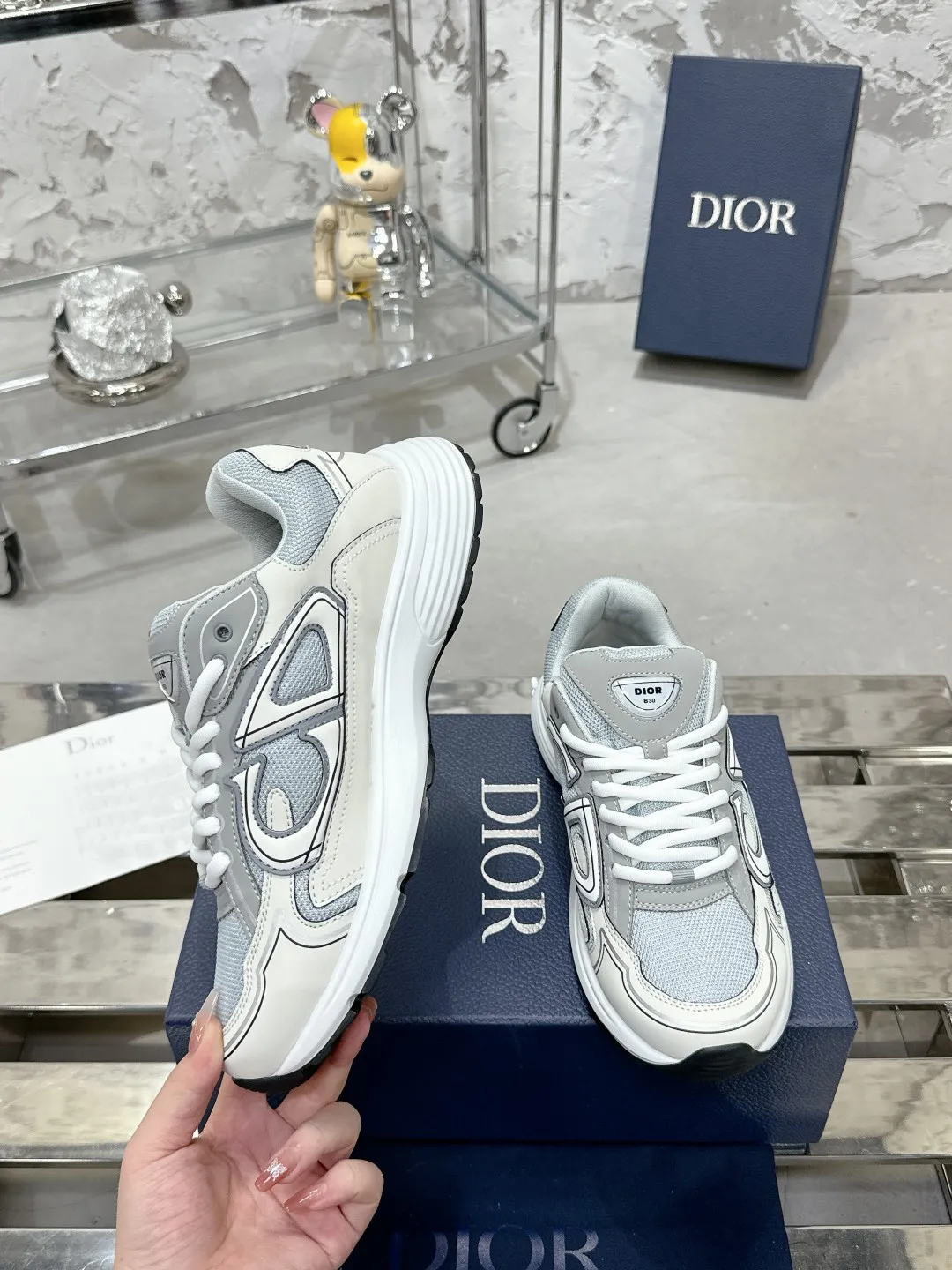 Men's men's shoes 💰600❤️❤️❤️High version Dior Dior's latest color matching B30 series reflective dad sneakers original 17380💰 purchased for development and production Brand new B30 sneakers Dad Shoes style shoes that follow the trend of the retro market The Dior logo on the tongue also indicates that this pair of shoes is the B30 model! B30 uses fine-textured leather and mesh cloth materials to form a shoe body. There are conspicuous letters CD on both sides of the shoe body to indicate identity. Many lines on the shoe body outline details to make the shoes look less monotonous and full of retro flavor. The delivery counter is exquisitely packaged🛍📦 ▪️Fabric: Original customized technical fabric + mesh ▪️Inner lining: Customized breathable lining ▪️Outsole: Original molded IP foam + TPU outsole ▪️Sole thickness: 3.5CM ▪️Size: Women’s size 35-40 / Men’s size 39-46